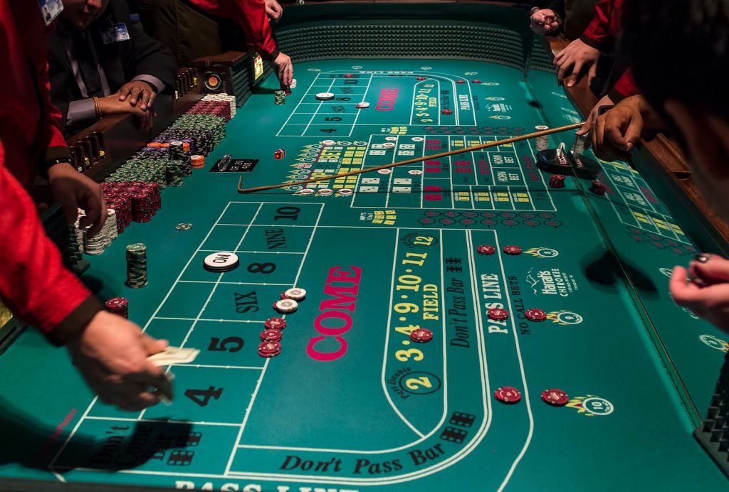 table de craps et croupier